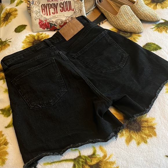 🌻🪴✌️H&M BLACK DENIM HIGH WAISTED SHORTS WITH FRINGED HEM🪴like new barely worn - Picture 3 of 3